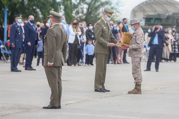 Archivo - El Rey Felipe VI preside el acto de reconocimiento al personal participante en misiones en Afganistán, en la Base Aérea de Torrejón de Ardoz, a 13 de mayo de 2021, en Torrejón de Ardoz, Madrid (España). El Rey recibe hoy a las últimas tropas m