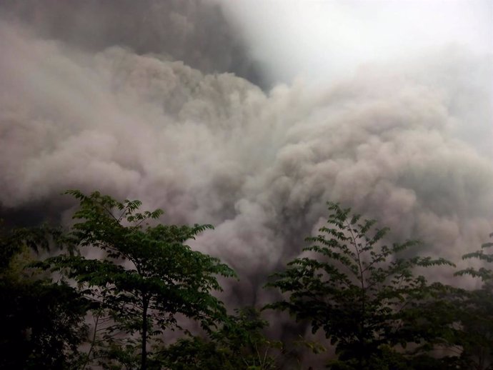 Núvol de fum i cendra després de l'erupció del volc Semeru