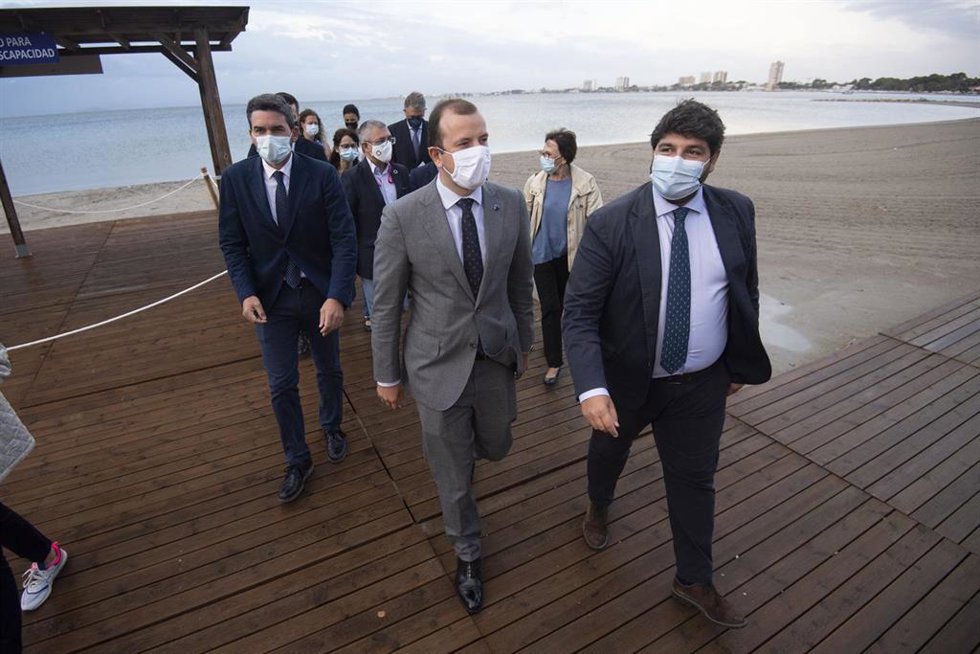 Archivo - Foto de archivo del presidente de la Región de Murcia, junto al comisario europeo de Medio Ambiente, durante la visita que ambos realizaron al Mar Menor el pasado 21 de septiembre