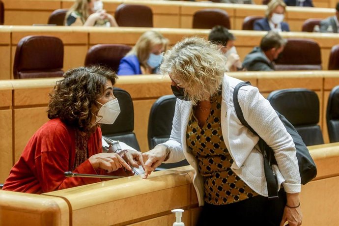Archivo - La ministra de Hacienda, María Jesús Montero (i), mantiene una conversación con la senadora de ERC, Mireia Cortés (d), durante una sesión de control al Gobierno en el Senado, a 2 de noviembre de 2021, en Madrid, (España). Las medidas para fren