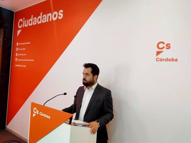 Archivo - El coordinador de Cs en Córdoba, Fran Carrillo, en rueda de prensa.