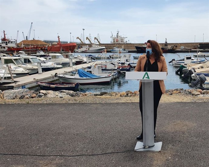 Carmen Crespo atiende a los medios en un puerto andaluz, en foto de archivo.