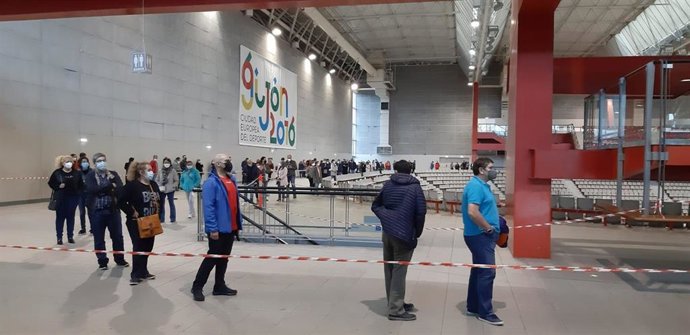 Archivo - Vacunación en el Palacio de los Deportes de La Guía en Gijón