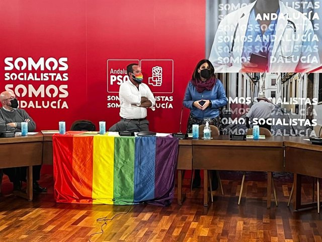 La portavoz del Grupo Socialista en el Parlamento de Andalucía, Ángeles Ferriz, en el encuentro organizado por el Grupo de Movimiento LGTBI.