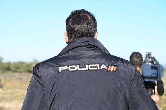 Un agente de policía colabora en la búsqueda del joven de 21 años, Pablo Sierra, desaparecido en Badajoz