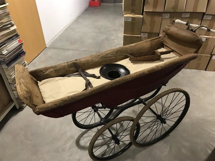 Camilla de transporte de difuntos del S. XIX perteneciente a los fondos del Mueseo del Fuego de Zaragoza