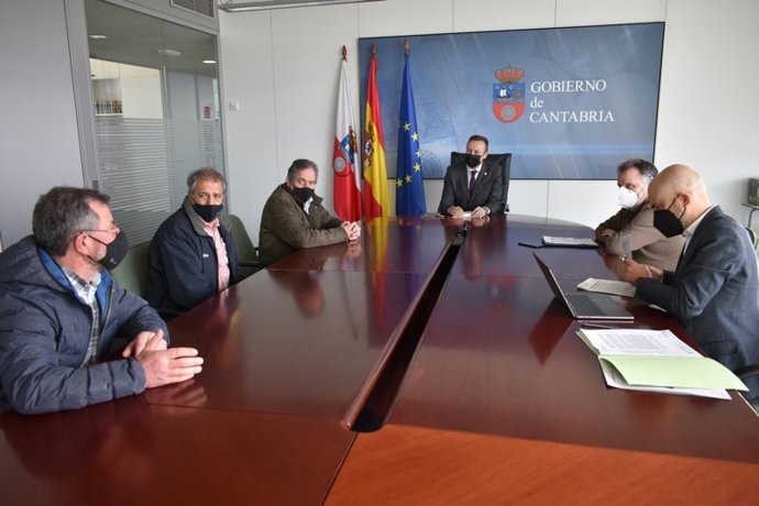 El consejero junto a los alcaldes de la zona de influencia del Parque de Picos.