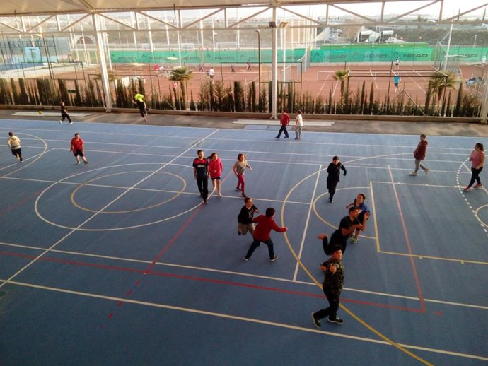 Archivo - Jóvenes practicando deporte