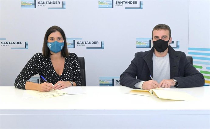 La alcaldesa de Santander, Gema Igual, y el presidente de CanELA, Fernando Martín, firman dos convenios de colaboración.