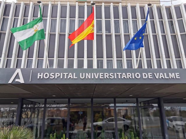 Fachada principal del Hospital de Valme, en Sevilla.