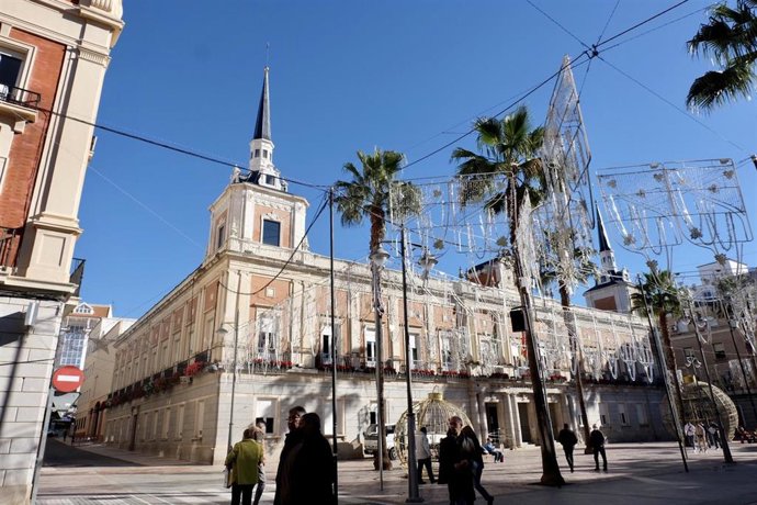 Fachada del Ayuntamiento de la capital onubense, con los torreones rehabilitados.
