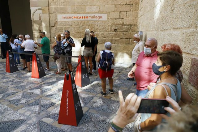 Archivo - Imagen de archivo de turistas en el Museo Picasso en Málaga.