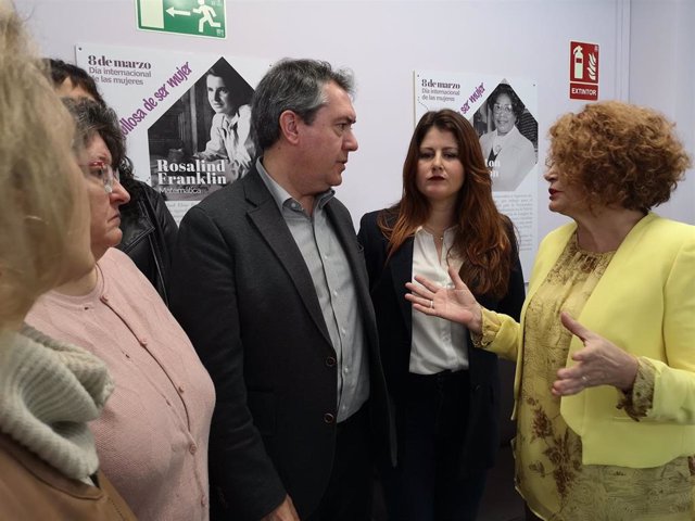 Archivo - El alcalde de Sevilla, Juan Espadas, y la delegada Adela Castaño, en una visita a un CIAM, en una imagen de archivo. 