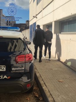 Momento de la detención del hombre en Manacor.
