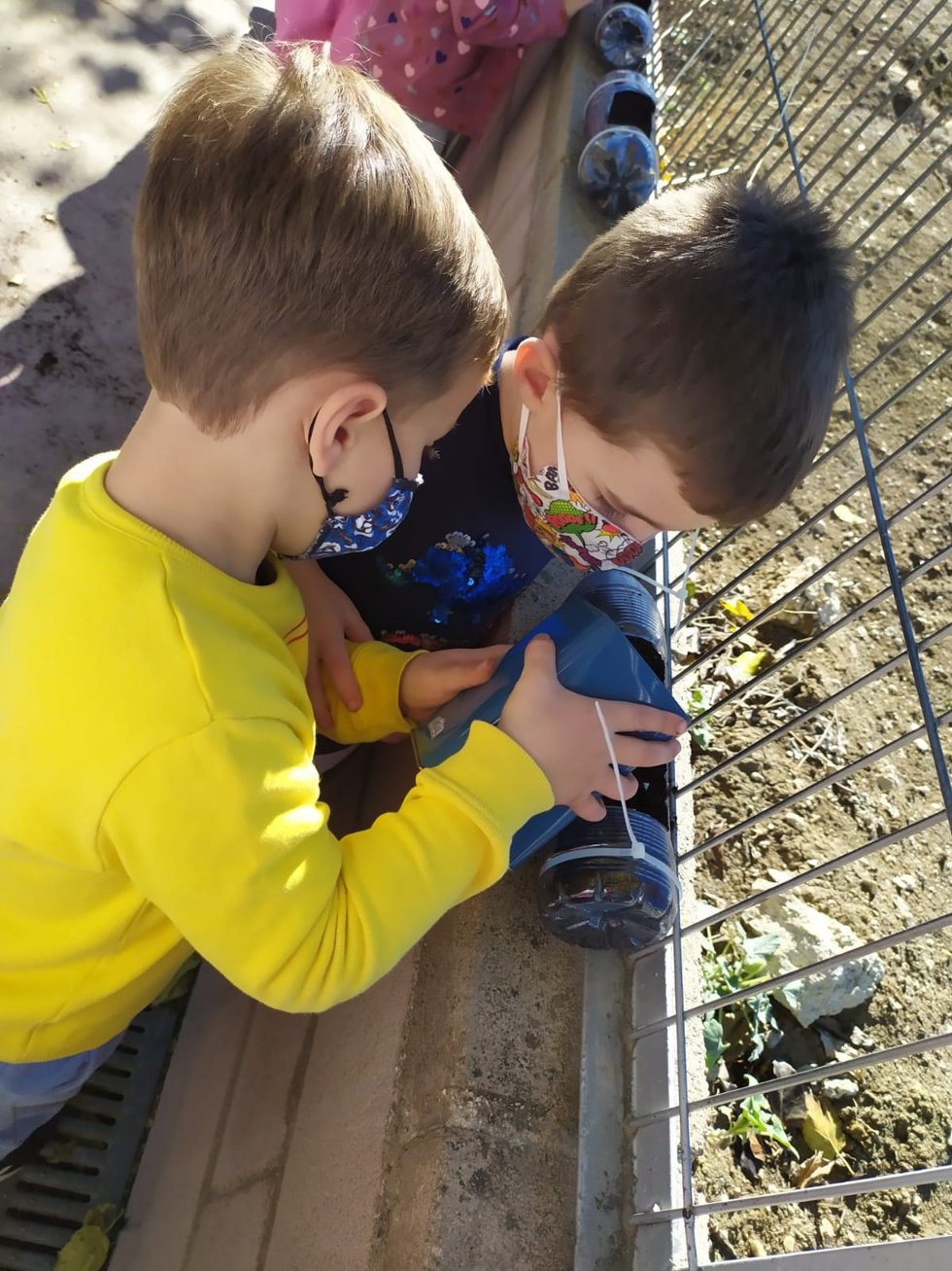 Imagen de recurso de escolares trabajando en un proyecto educativo.