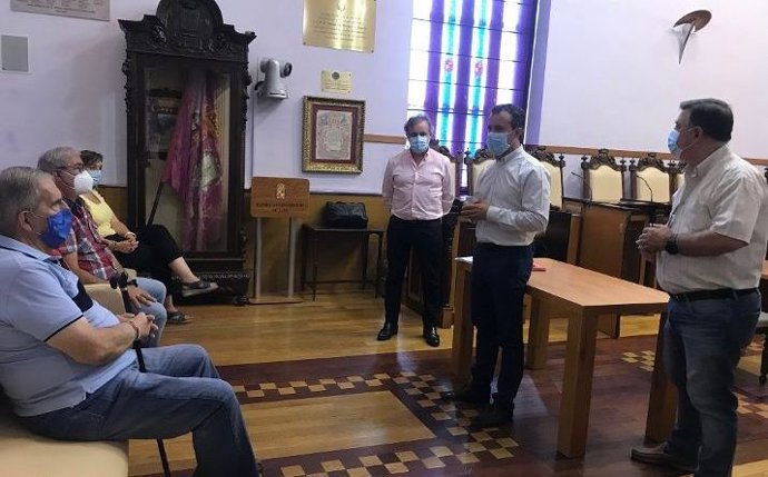 El alcalde de Jaén, Julio Millán, en la reunión con la Plataforma de los Puentes y la Unidad de Gestión Vecinal.