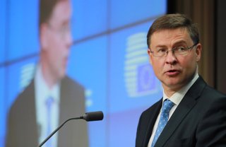 Archivo - HANDOUT - 13 July 2021, Belgium, Brussels: European Commission vice-president Valdis Dombrovskis and Slovenia's Finance Minister Andrej Sircelj (not pictured) give a joint press conference following the end of the Economic and Financial Affairs 