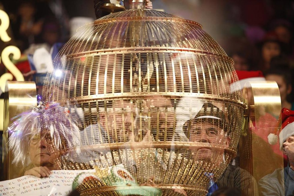 Archivo - Personas disfrazadas detrás de un bombo esperan en el Teatro Real de Madrid para disfrutar del Sorteo Extraordinario de la Lotería de Navidad. 