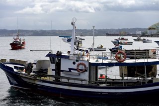 Archivo - Varios barcos de flota artesanal tras la convocatoria de paro por parte de la Federación Galega de Cofradías de Pescadores en la dársena de A Marina en A Coruña, Galicia (España), a 26 de marzo de 2021. El objetivo del paro es mostrar rechazo an