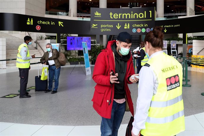 Comprobaciones sanitarias en el aeropuerto de Lisboa