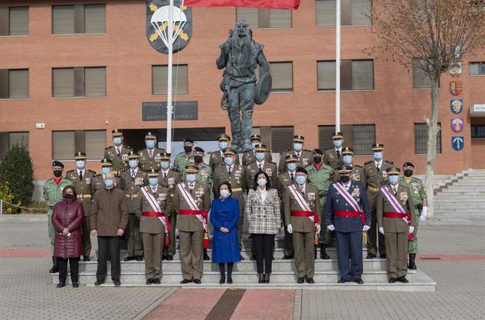 La ministra de Defensa, Margarita Robles (c), posa en una fotografía durante una visita a la Brigada "Almogávares" VI de Paracaidistas del Ejército de Tierra.