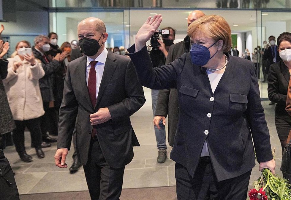 Olaf Scholz y Angela Merkel