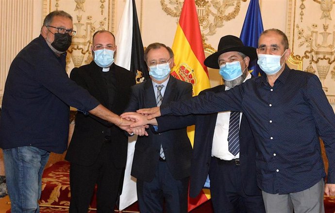 Archivo - Vivas con los líderes de las cuatro comunidades religiosas de Ceuta