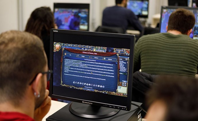 Archivo - Estudiantes de la UPNA, en un seminario sobre utilización didáctica de los videojuegos para enseñar Historia.