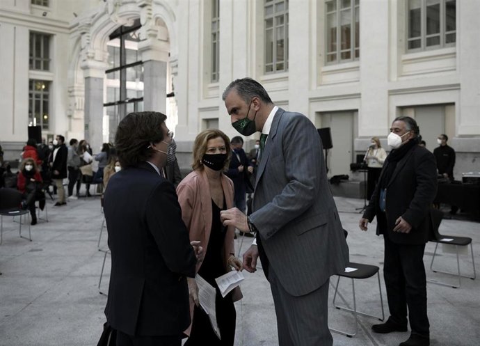 Archivo - El alcalde de Madrid, José Luis Martínez-Almeida y el portavoz municipal de Vox, Javier Ortega Smith, en una foto de archivo. 