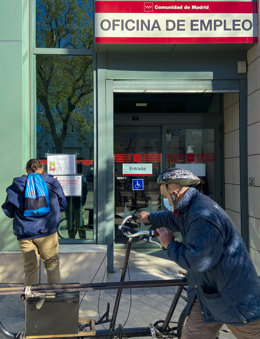 Una oficina de empleo de la Comunidad de Madrid, a 2 de diciembre de 2021, en Madrid (España). El número de parados registrados en las oficinas de los servicios públicos de empleo (antiguo Inem) bajó en 74.381 desempleados en noviembre (-2,3%). Ese es e