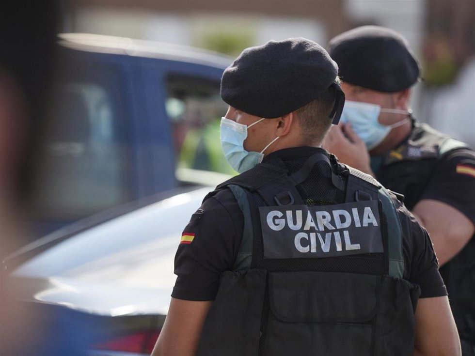 Archivo - Agentes de la Guardia Civil en las inmediaciones del colegio de infantil CEIP Ntra. Sra. del Patrocinio, el día de la inauguración del curso escolar 2020-2021 por la Reina, en Milagro, Navarra (España), a 14 de septiembre de 2020.
