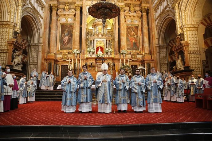 El obispo de Córdoba, junto a los cinco nuevos diáconos ordenados en el día de la Inmaculada.