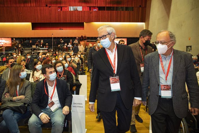 (I-D) El exsecretario del PSdeG, Gonzalo Caballero, sentado; el expresidente de la Xunta de Galicia, Emilio Pérez Touriño y el expresidente de la Xunta de Galicia, Fernando González Laxe, a su llegada a la primera jornada del 14 Congreso del PSdeG, en 