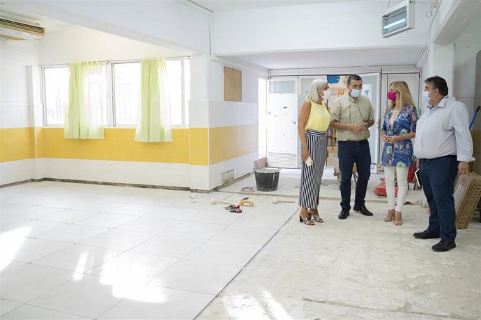 Archivo - La alcaldesa visita uno de los colegios de la localidad.