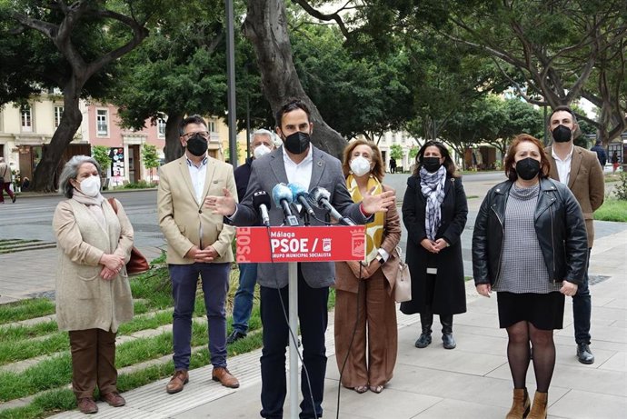 Archivo - Daniel Pérez junto a ediles del PSOE