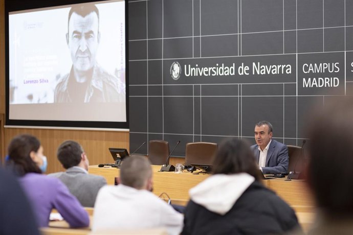 Lorenzo Silva, en un encuentro con estudiantes de secundaria y bachillerato
