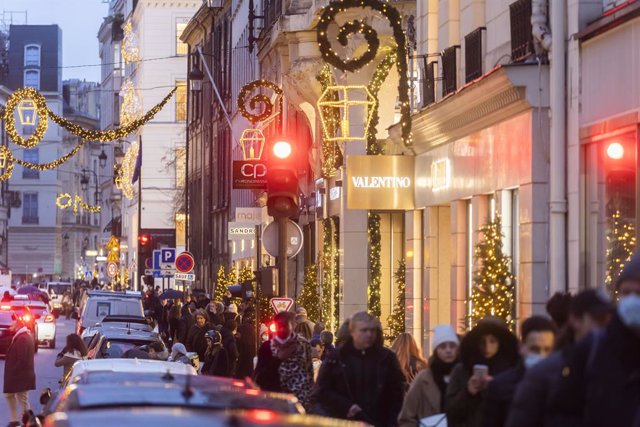 Una calle con luces de Navidad en París