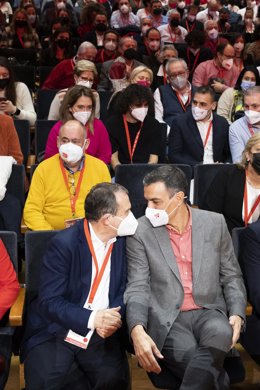 El alcalde de Vigo, Abel Caballero (i), y el secretario general del PSOE y presidente del Gobierno, Pedro Sánchez, conversan en la primera jornada del 14 Congreso del PSdeG, en el Palacio de Congresos y Exposiciones de Galicia, a 7 de diciembre de 2021