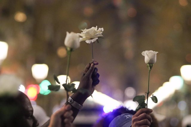 15 November 2021, Spain, Malaga: A group of Cubans living in Malaga hold white flowers during a protest in support of the 15N (15 November) protests called by dissidents in Cuba to demand freedom on the island. Photo: Lorenzo Carnero/ZUMA Press Wire/dpa