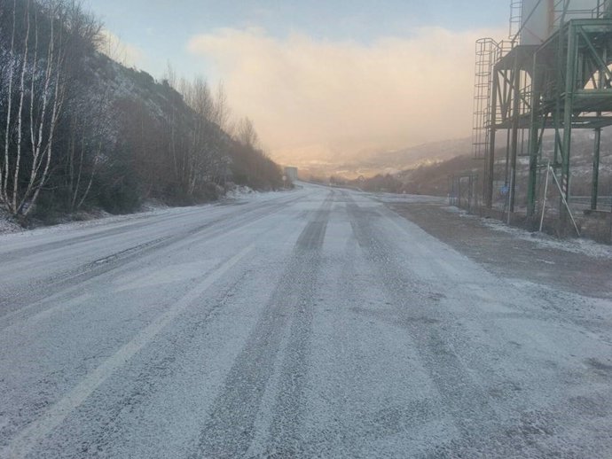 Archivo - Carretera con placas de hielo en Zamora 