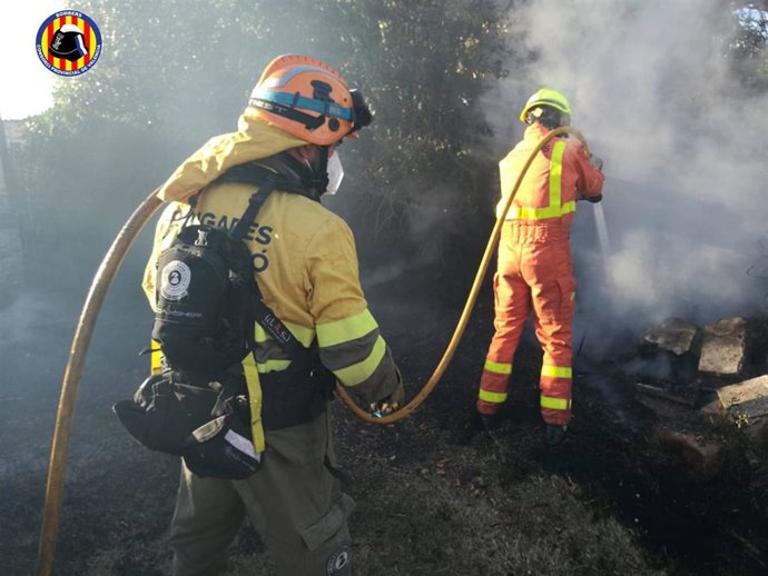 Bomberos trabajando en el incendio de El Puig