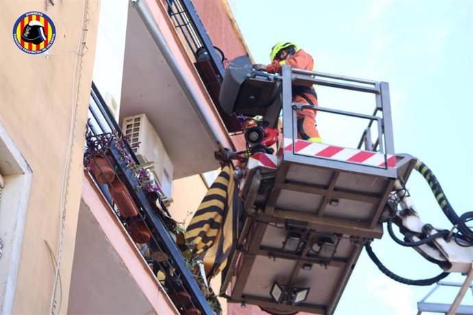 Actuación de los bomberos por el viento en la provincia de Valencia para sujetar un toldo