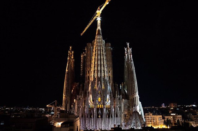 La Sagrada Familia ilumina la torre de la Virgen María y la estrella de 12 puntas que la corona