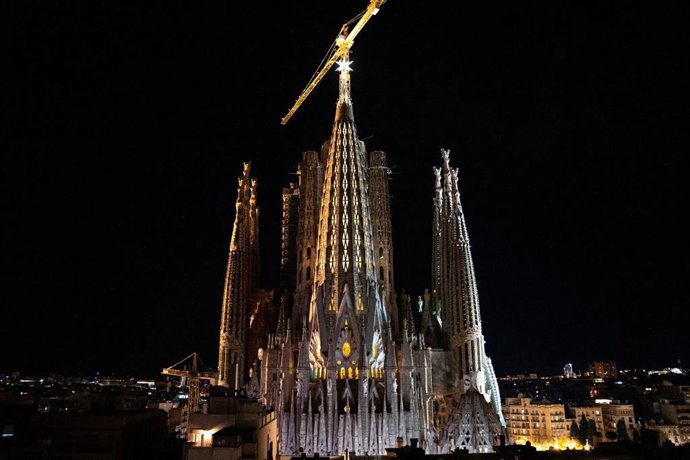 La Sagrada Família illumina la torre de la Mare de Déu i l'estel de 12 puntes que la corona