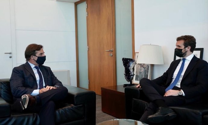 El líder nacional del PP, Pablo Casado, en una reunión con el presidente de uruguay, Luis Lacalle Pou en Montevideo (Uruguay)