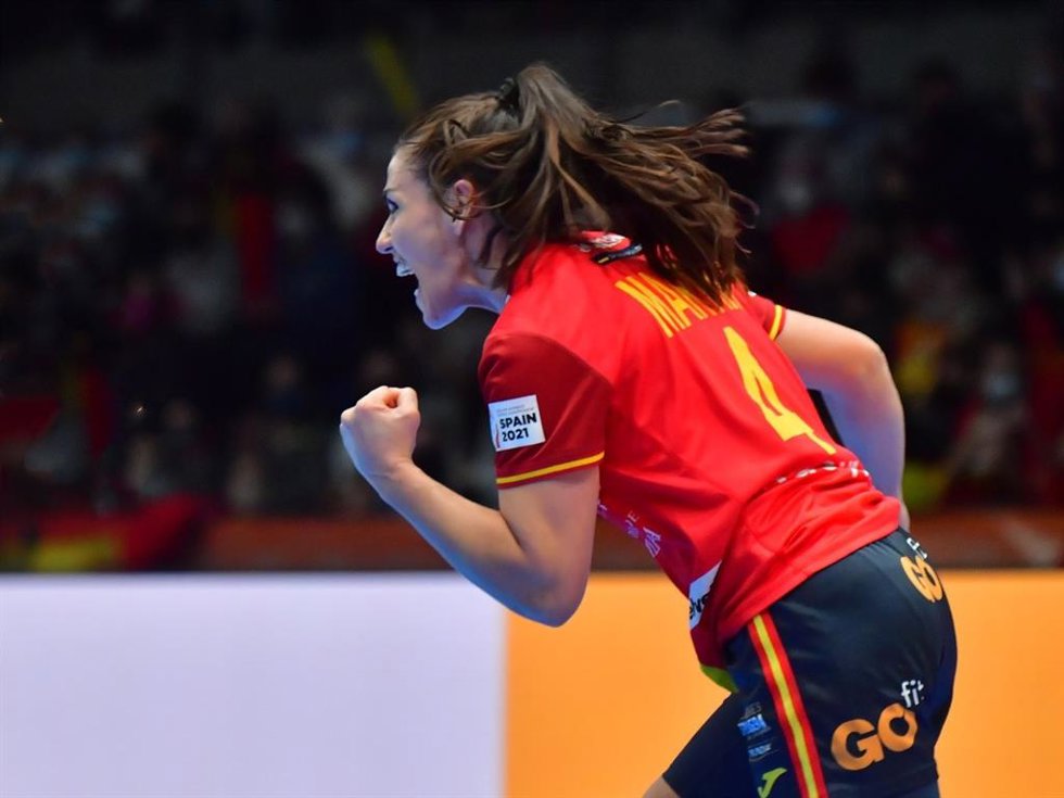 Carmen Martín celebra un gol con la selección española femenina de balonmano en el Mundial de España