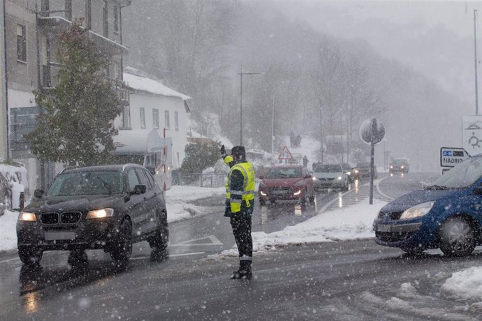 Un agente controla el tráfico de una carretera de un municipio de la provincia de Lugo, a 8 de diciembre de 2021, en Lugo, Galicia, (España). 