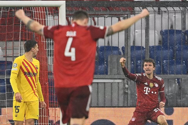 08 December 2021, Bavaria, Munich: Bayern's Thomas Mueller celebrates scoring his side's first goal during the UEFA Champions League Group E soccer match between FC Bayern Munich and FC Barcelona at Allianz Arena. Photo: Sven Hoppe/dpa