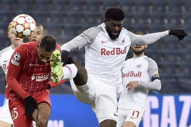 08 December 2021, Austria, Salzburg: Sevilla's Fernando (L) and Salzburg's Jerome Onguene battle for the ball during the UEFA Champions League Group G soccer match between FC Red Bull Salzburg and Sevilla FC at Red Bull Arena. Photo: Hans Punz/APA/dpa