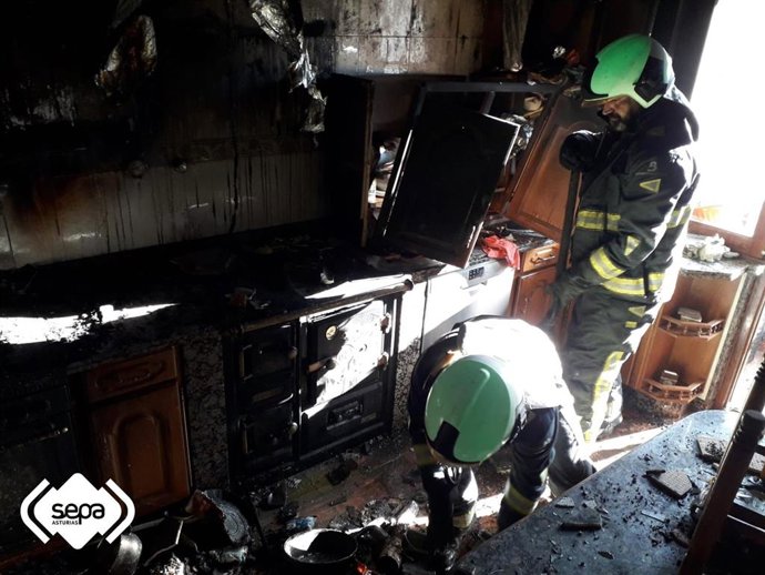 Intervención de Bomberos para sofocar un incendio en una vivienda